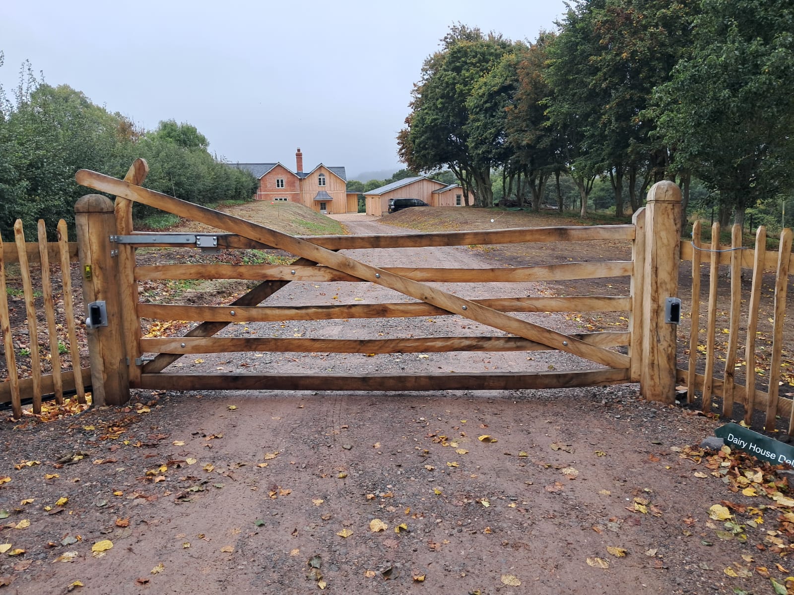 Rustic Elegance: Automated Rough Sawn Oak in Dorset - Solar Gate Systems
